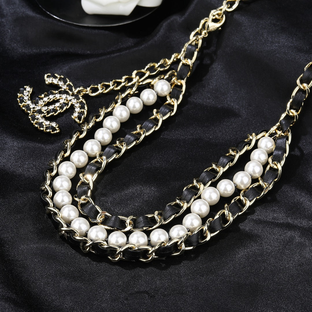 CHANEL 25S CHAIN BELT IN WHITE PEARL AND BLACK CALFSKIN 612711
